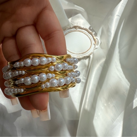 Anthropologe cuff Gold and Pearl Bracelet - Picture 3 of 11
